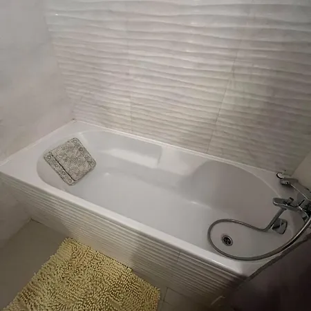 Golden Escape Apartment *